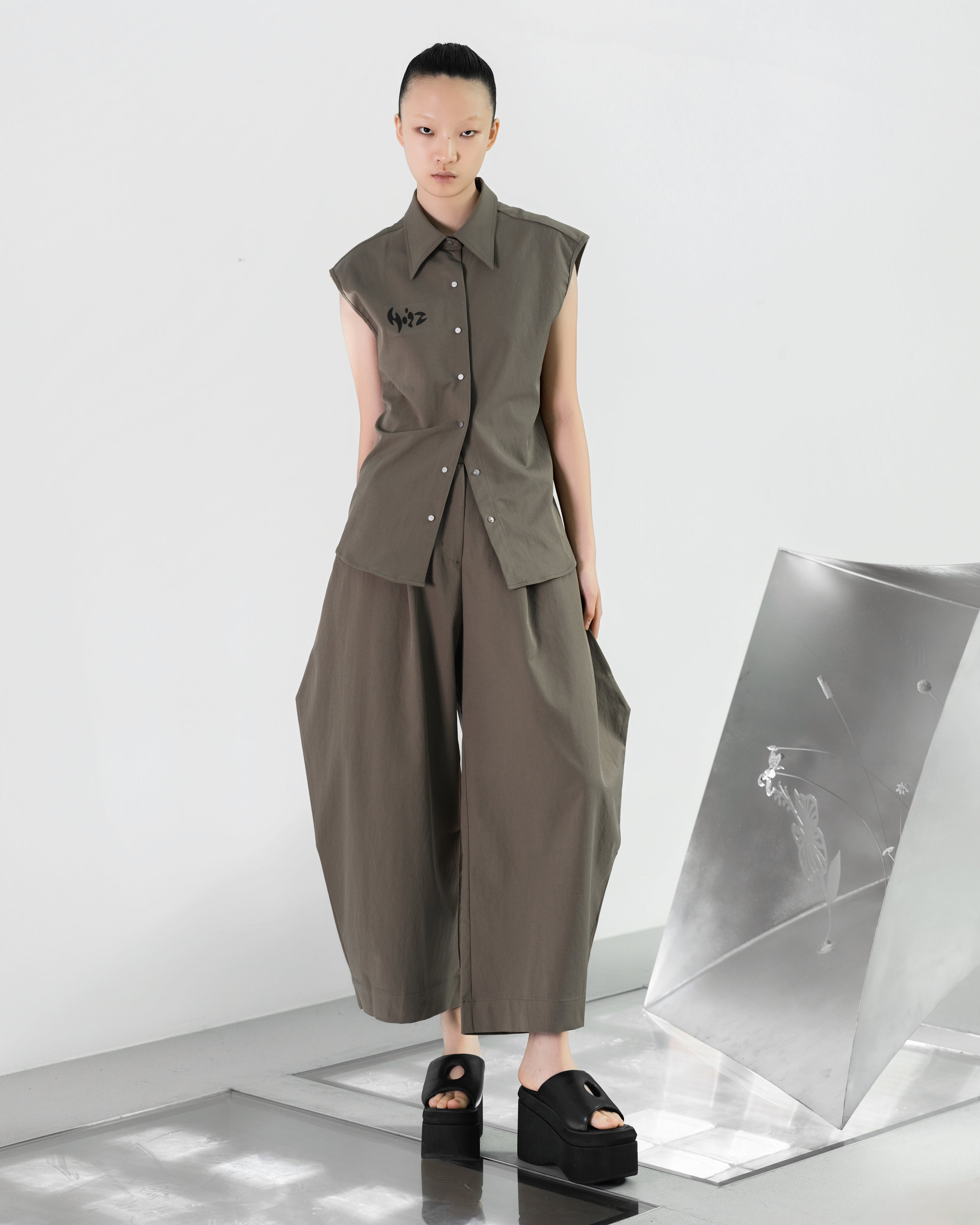 NOIZ N7TP6 Sleeveless Logo Collared Shirt