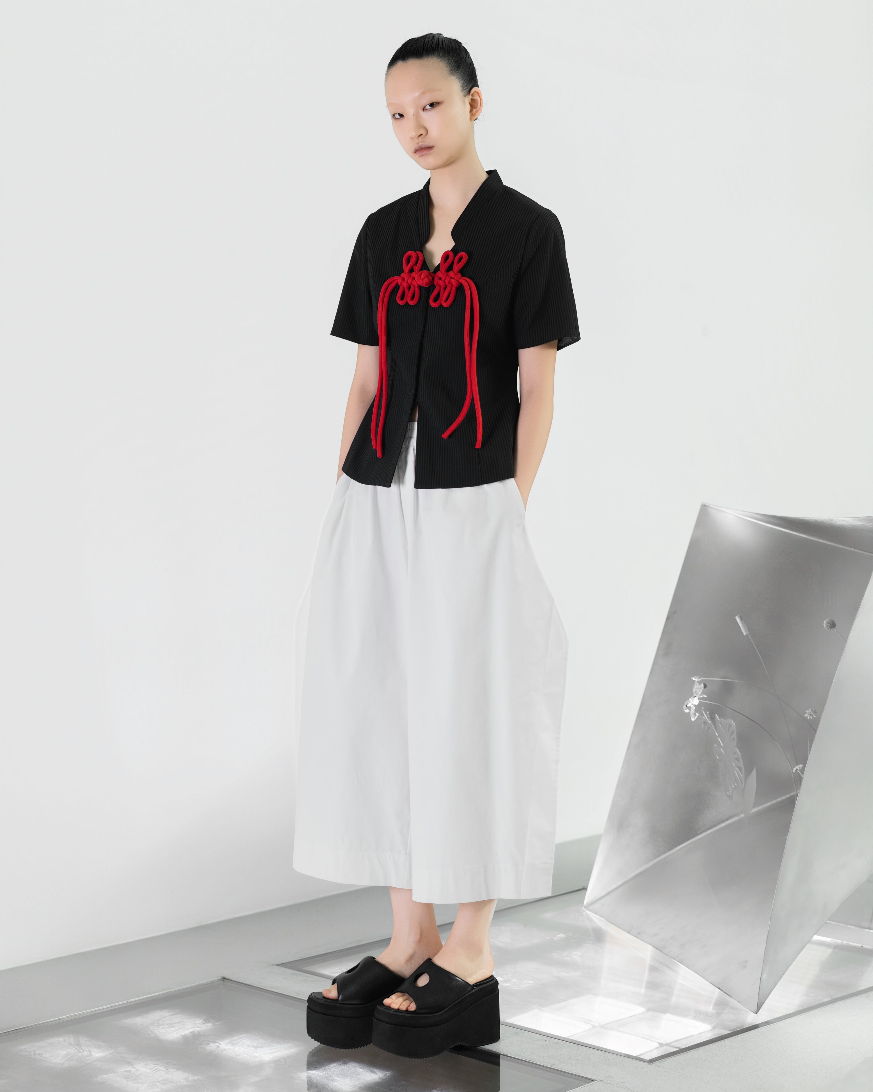 NOIZ N8TP4 Classic Slim Fit V-neckline Top