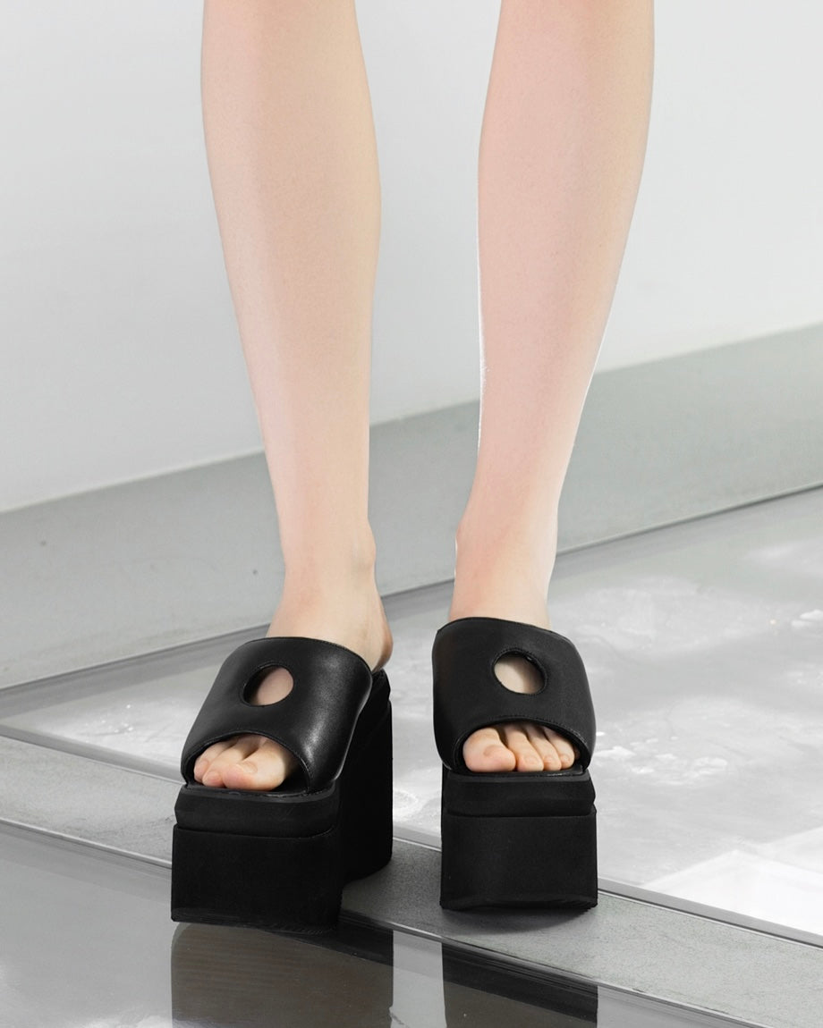 N8SH01 HOLLOW LEATHER SANDAL