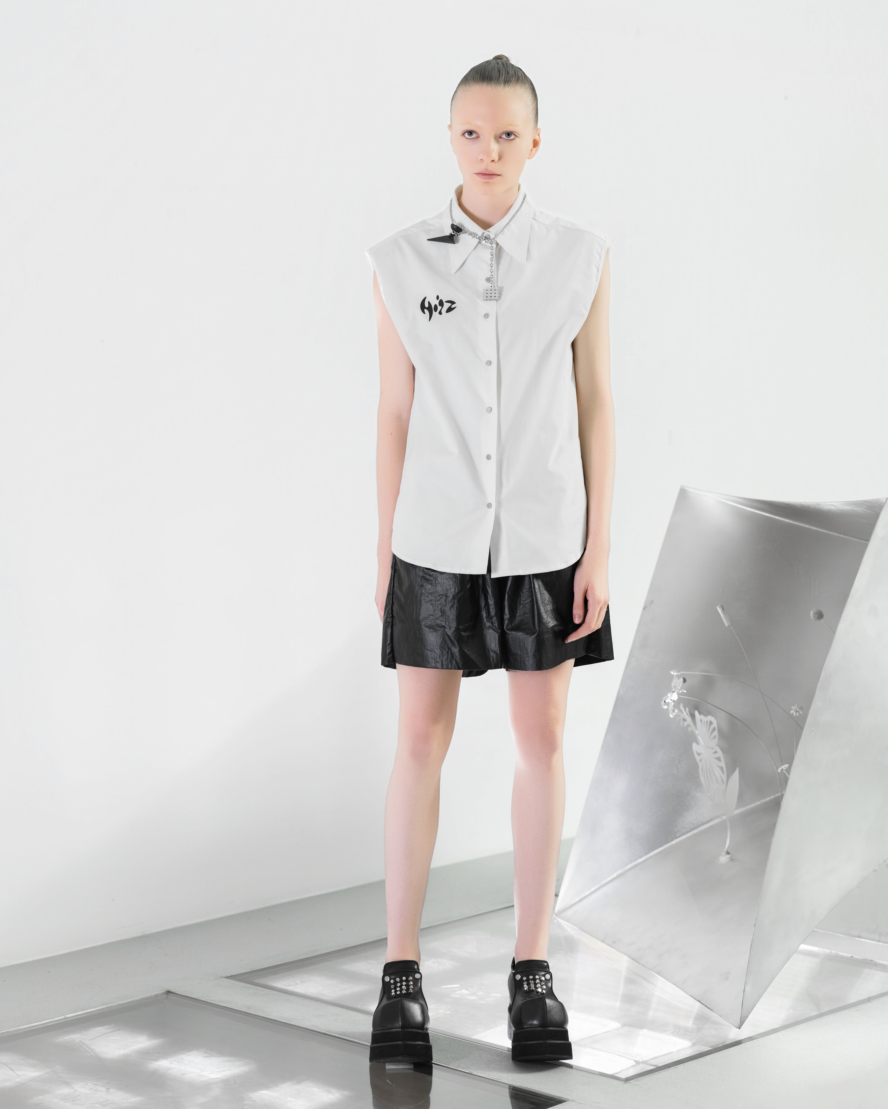 NOIZ N7TP6 Sleeveless Logo Collared Shirt