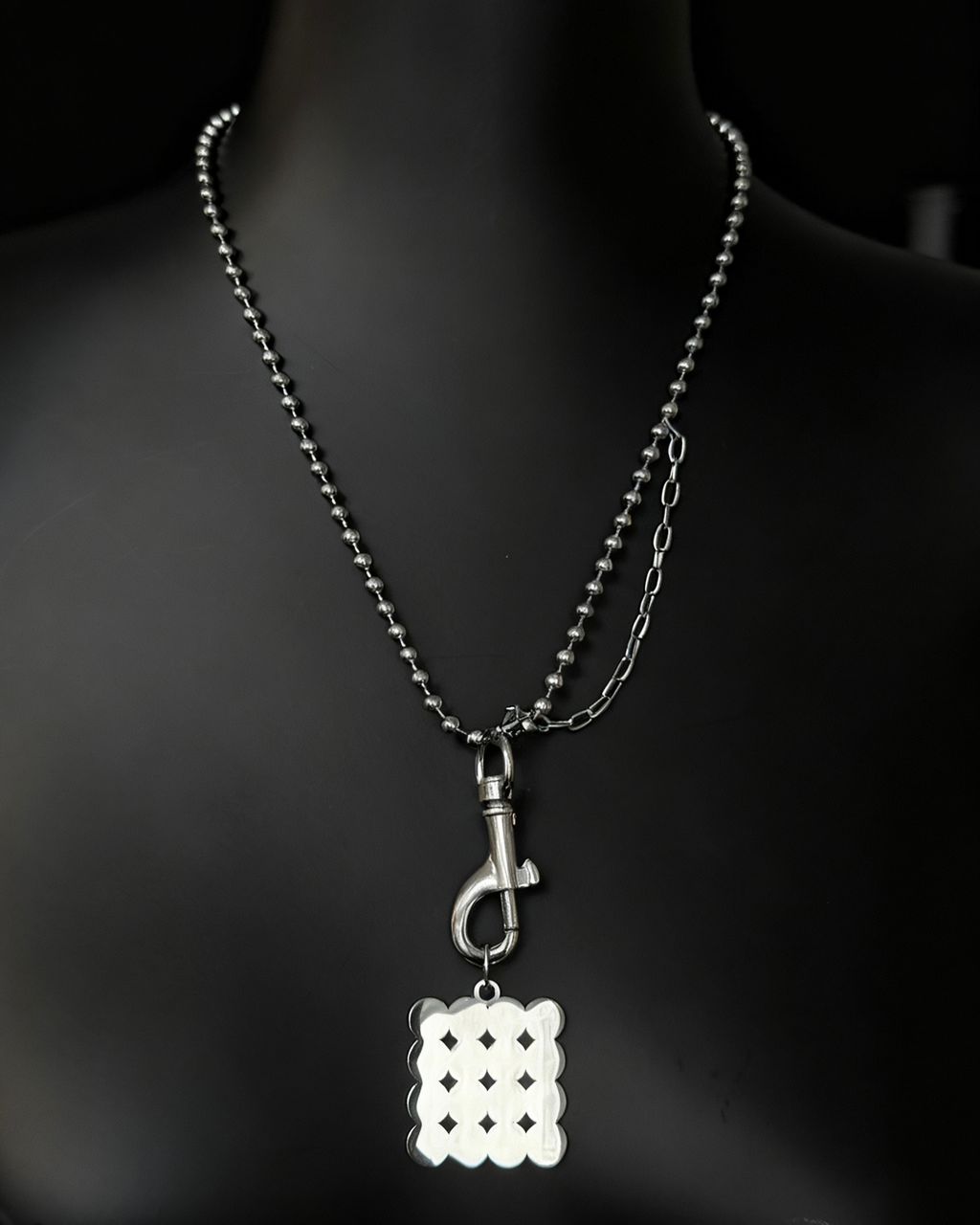 NOIZ N7ACC3 Grid Clasp Logo Necklace