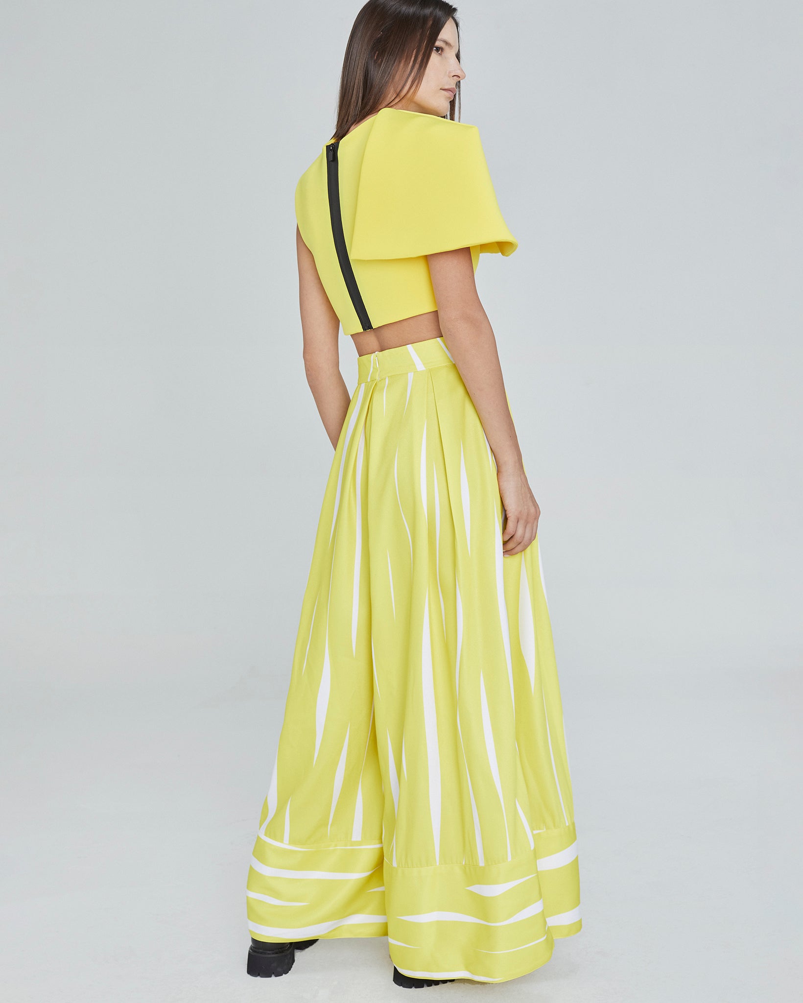 A-JANE Xerm One Sleeve V-Neck Spongy Crop Top